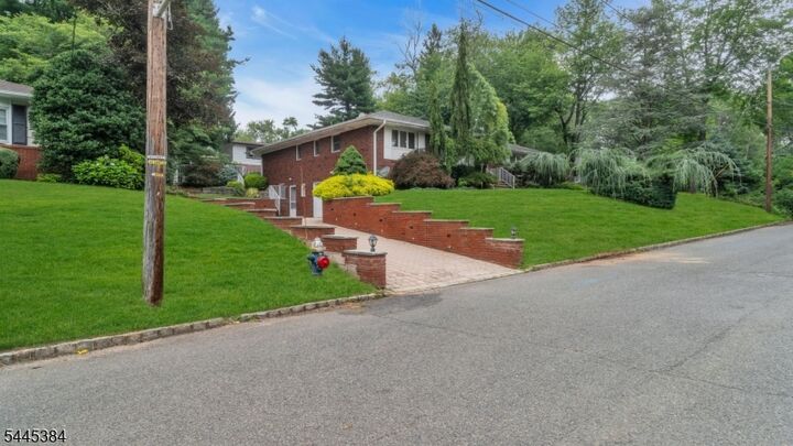 Property Photo:  7 Oak Rdg  NJ 07081 