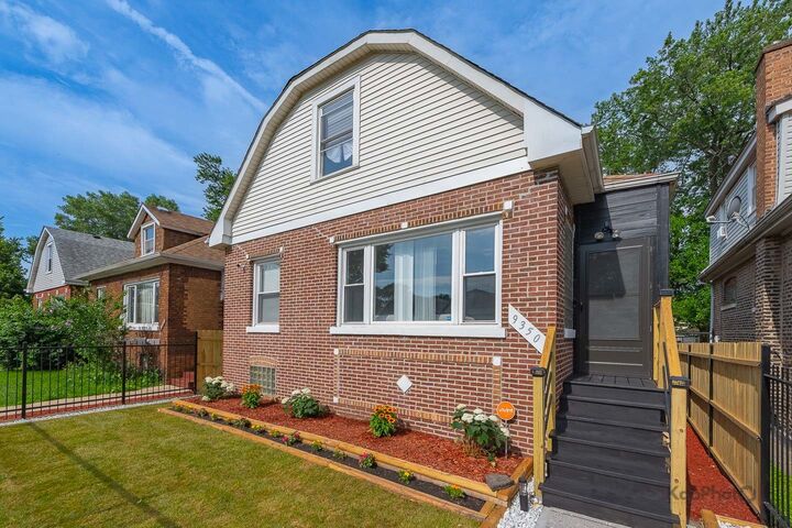 Property Photo: 9350 S Manistee Avenue IL 60617