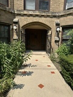 Property Photo: 2432 W Greenleaf Avenue 2 IL 60645