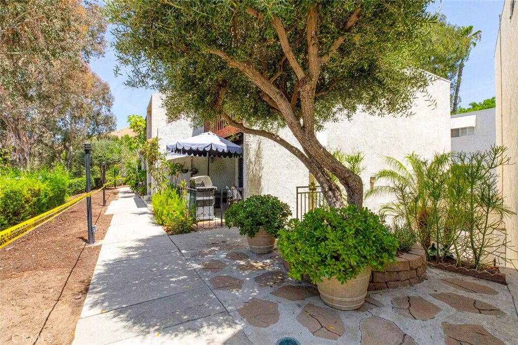 Property Photo:  7759 Via Capri  CA 91504 
