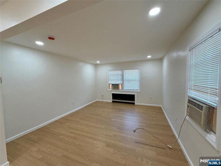 Property Photo:  103-107 Mt Vernon Place 2  NJ 07106 