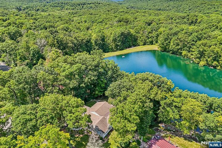 Property Photo:  3 Beech Court  NJ 07460 