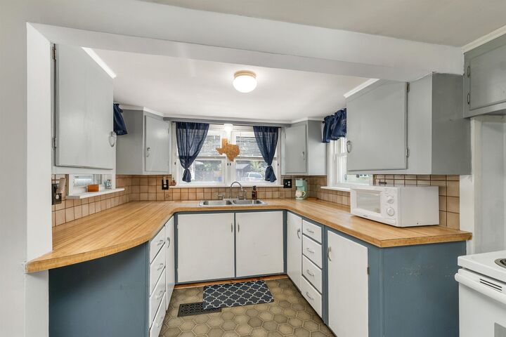 Property Photo: 10 Terrace Lane NH 03045
