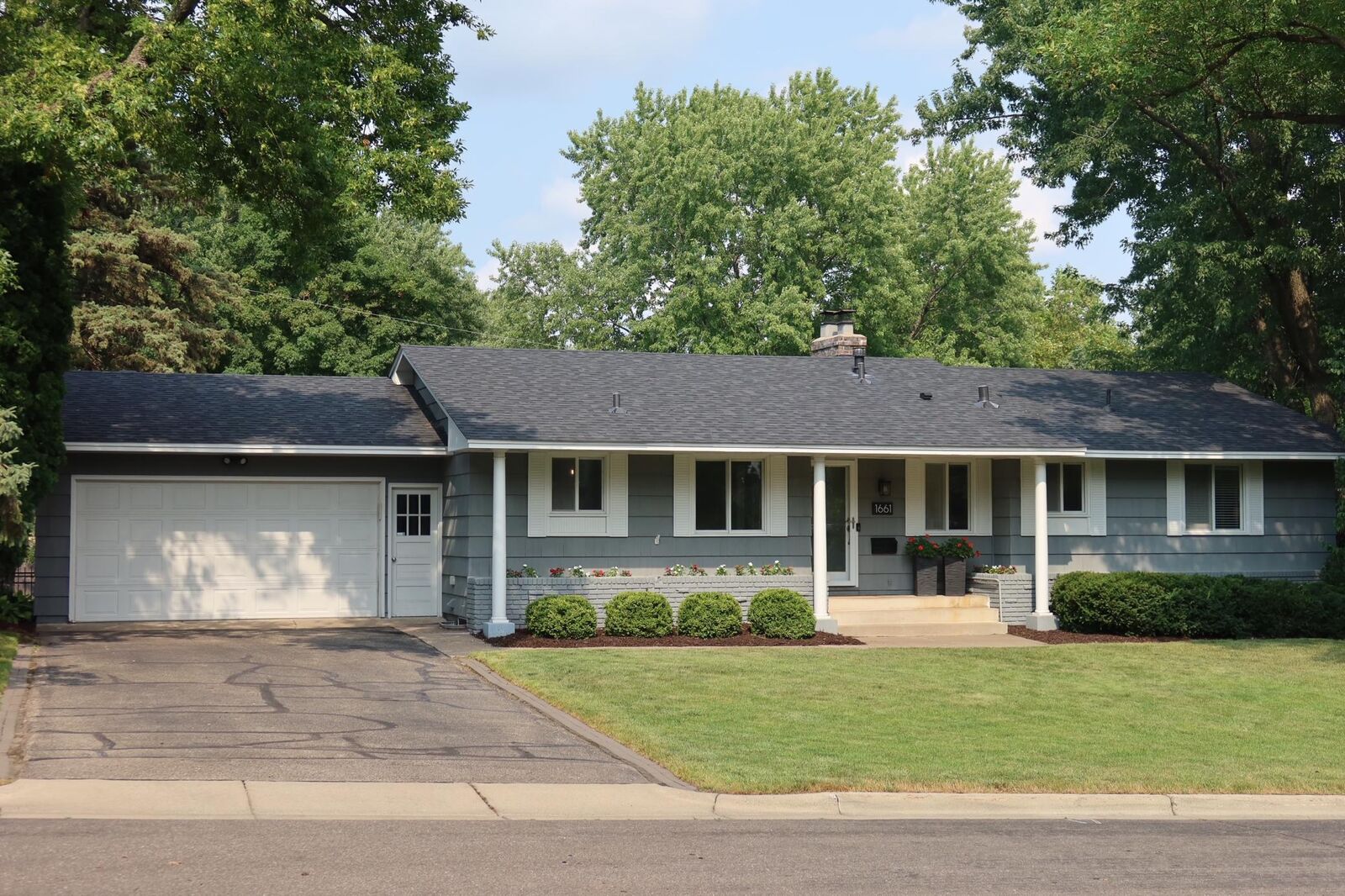Property Photo:  1661 Virginia Avenue S  MN 55426 