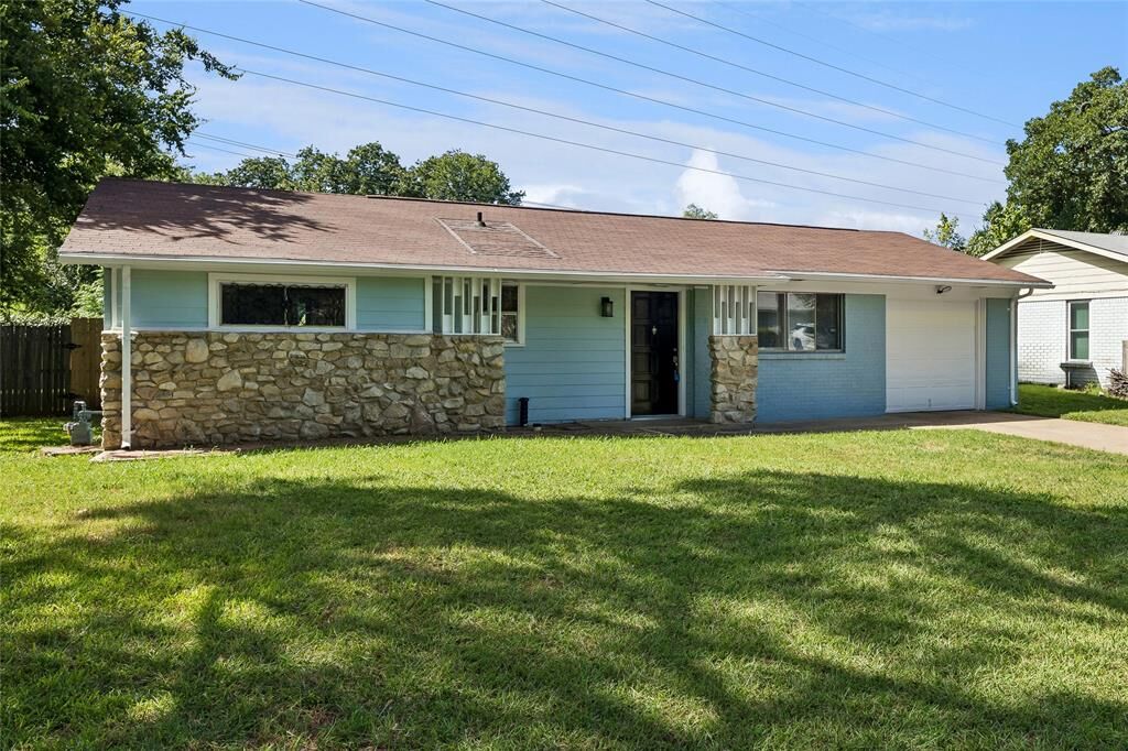 Property Photo: 1905 Brookview Drive TX 76010