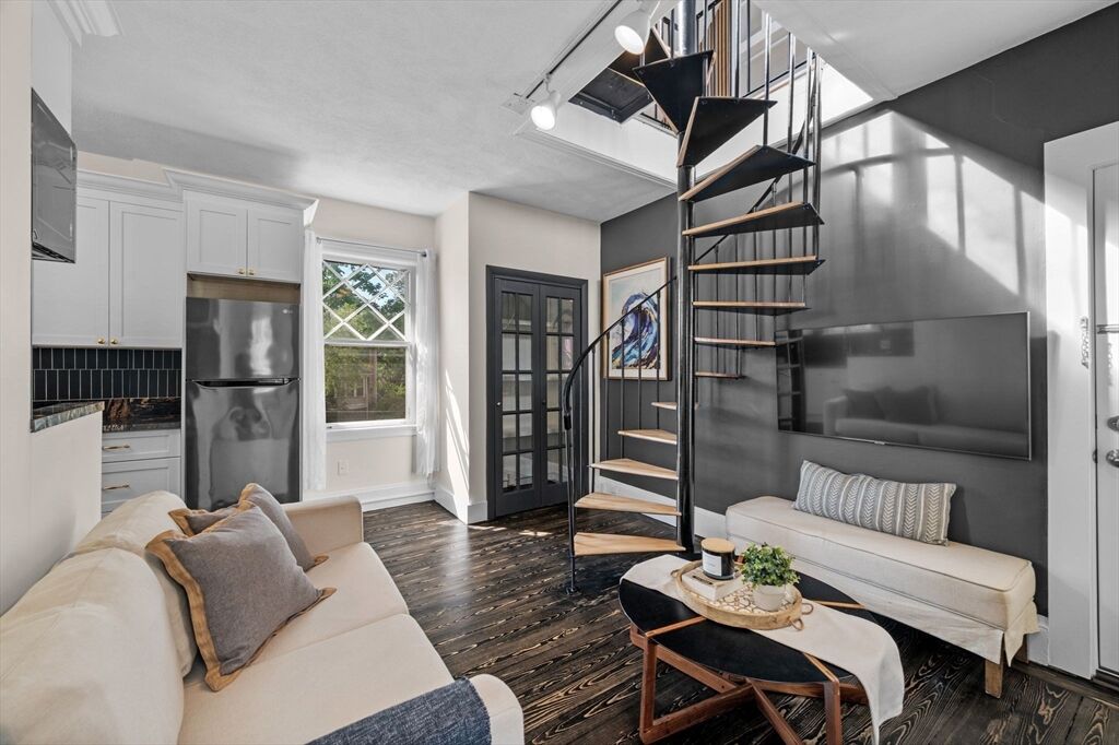 Property Photo:  28 Columbus Ave 4  MA 01915 