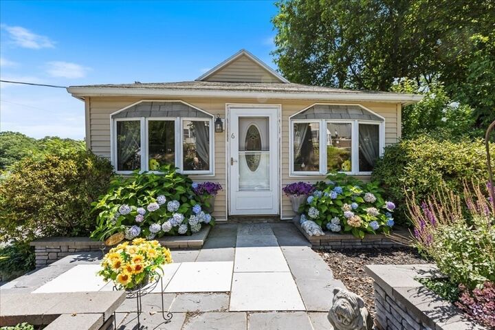Property Photo: 6 Exeter Pl MA 01821