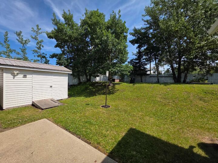Property Photo:  10625 105 Avenue  AB T0E 0Y0 