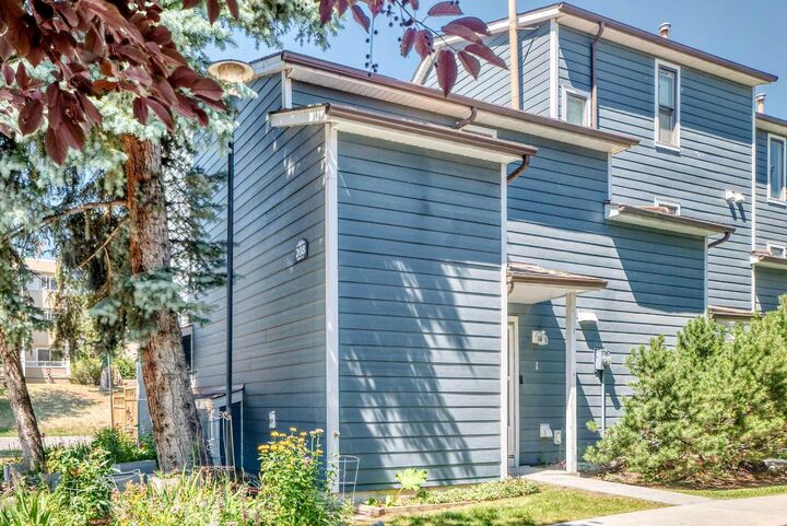 Property Photo:  208 Grier Terrace NE 1  AB T2K 5Y7 