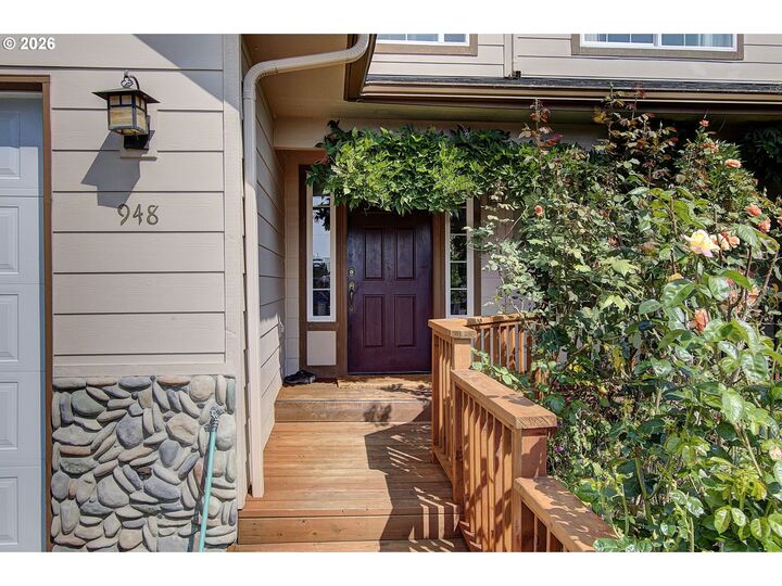 Property Photo:  948 Edinburgh Ct  WA 98626 
