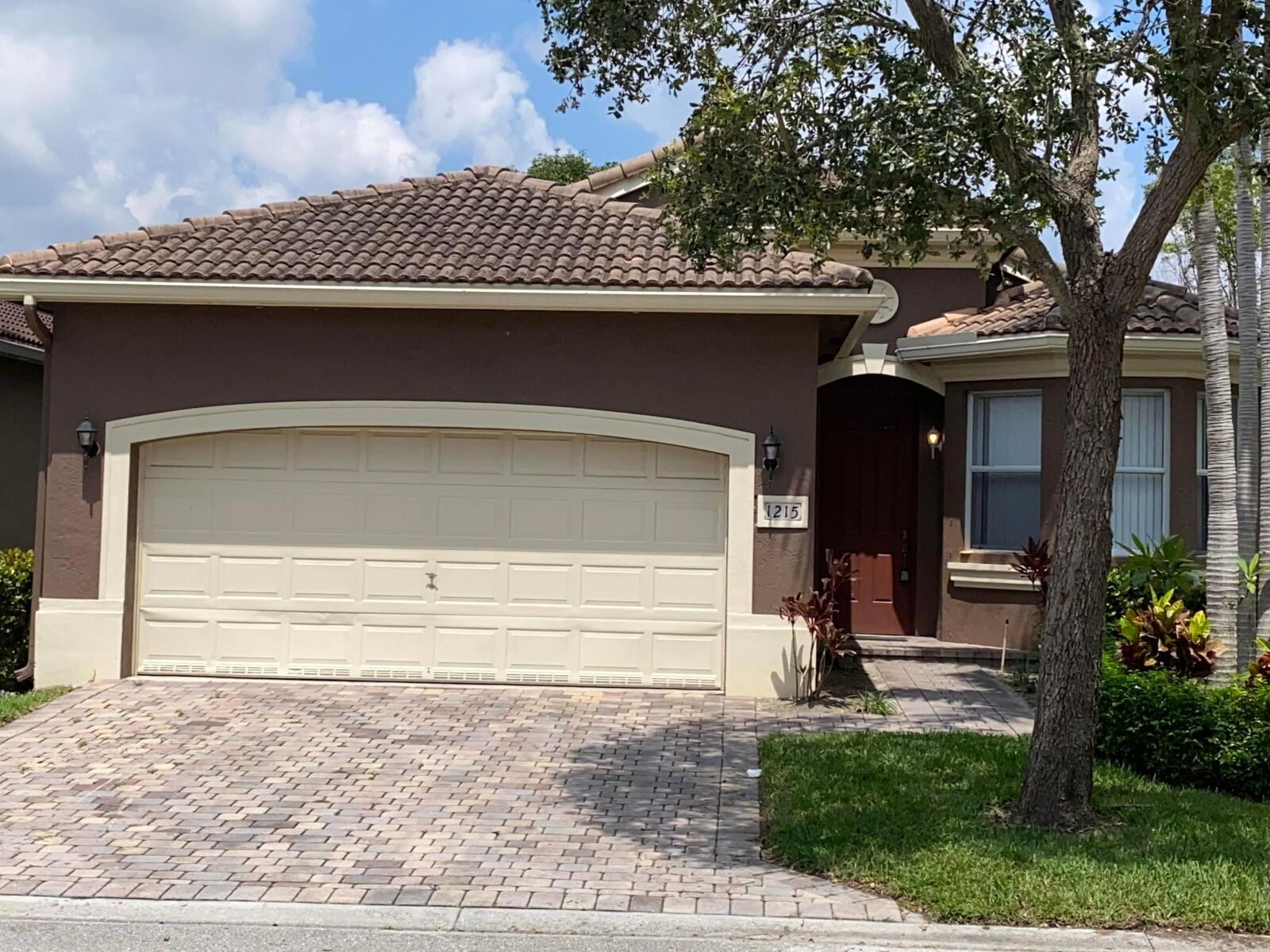 Property Photo: 1215 Rosegate Boulevard FL 33404