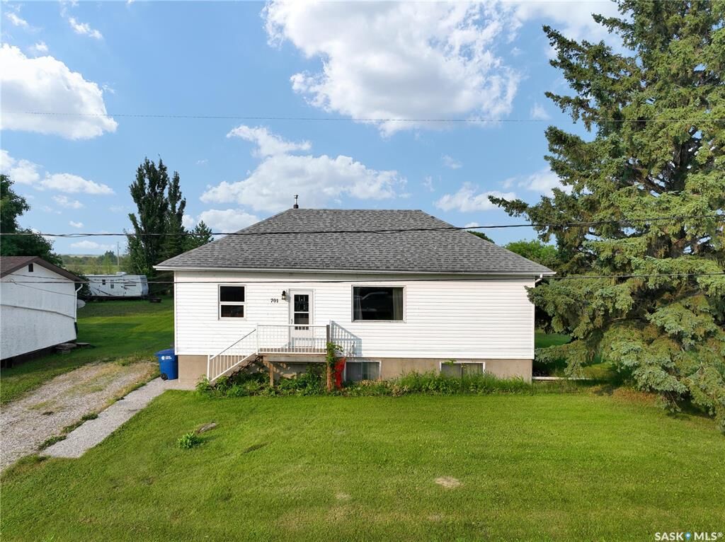 Property Photo:  701 3rd Avenue  SK S0A 3W0 