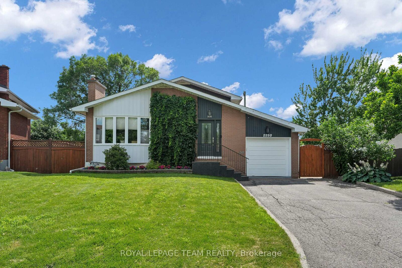 Property Photo:  2250 Urbandale Drive  ON K1G 3G6 