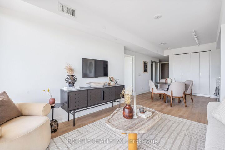 Property Photo: 36 Brentcliffe Road 811 ON M4G 0E1