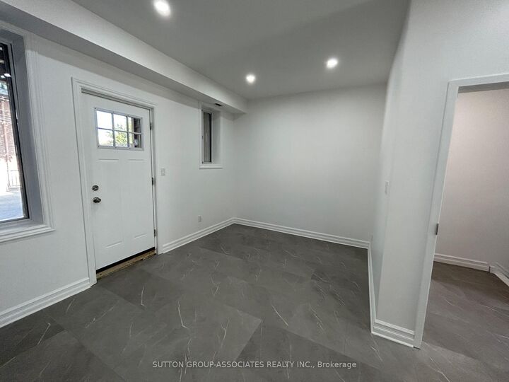 Property Photo:  792 College Street 2nd Fl  ON M6G 1C5 