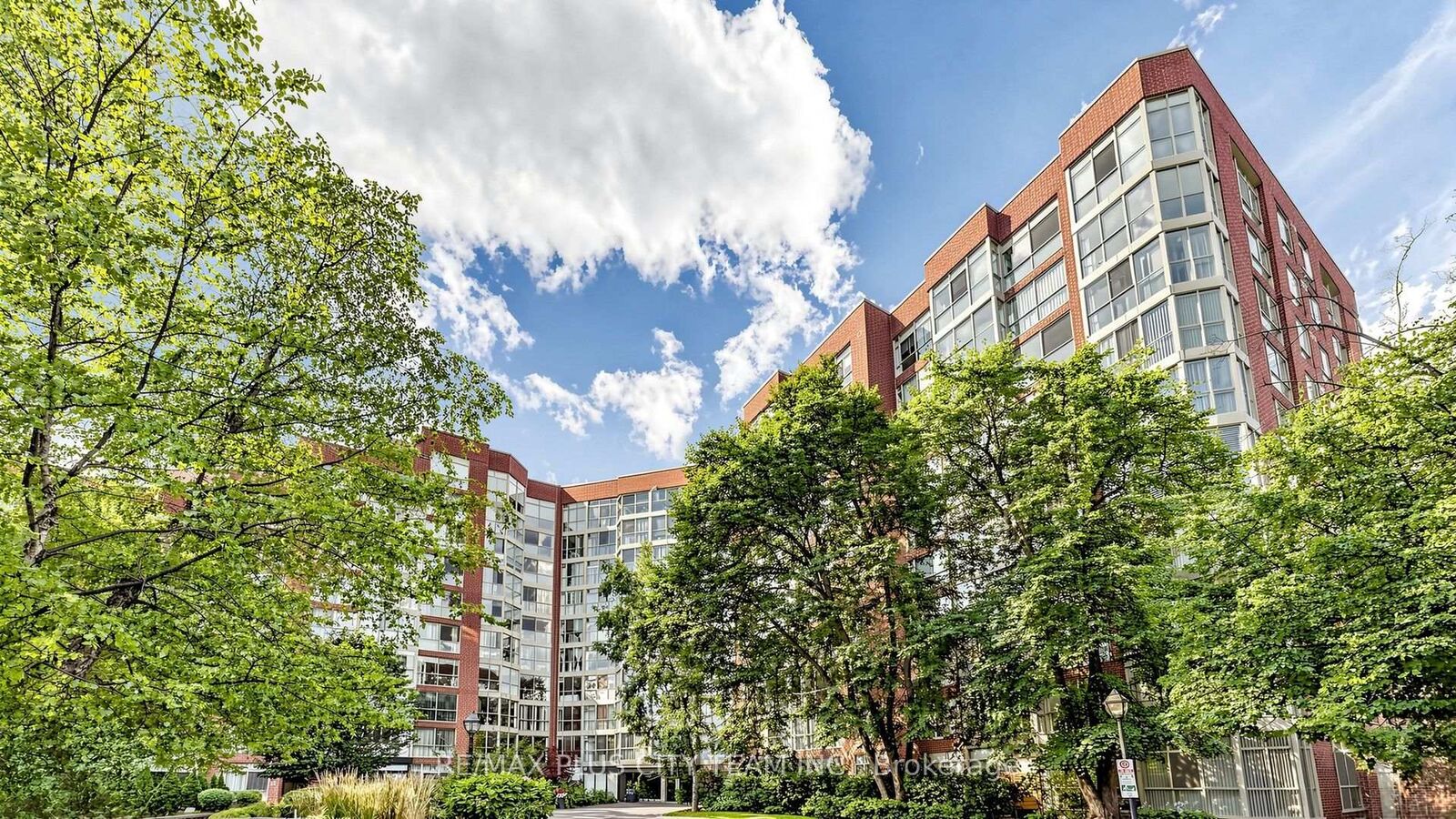 Property Photo:  22 Southport Street 437  ON M6S 4Y9 