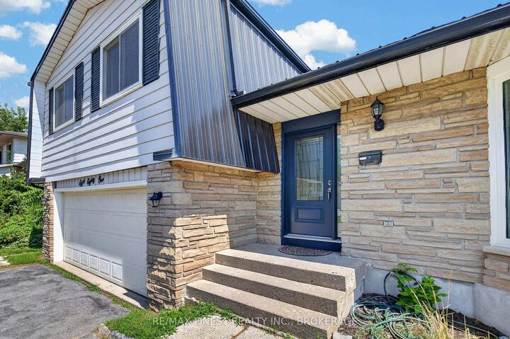 Property Photo:  881 Ludgate Crescent  ON K7M 6C7 
