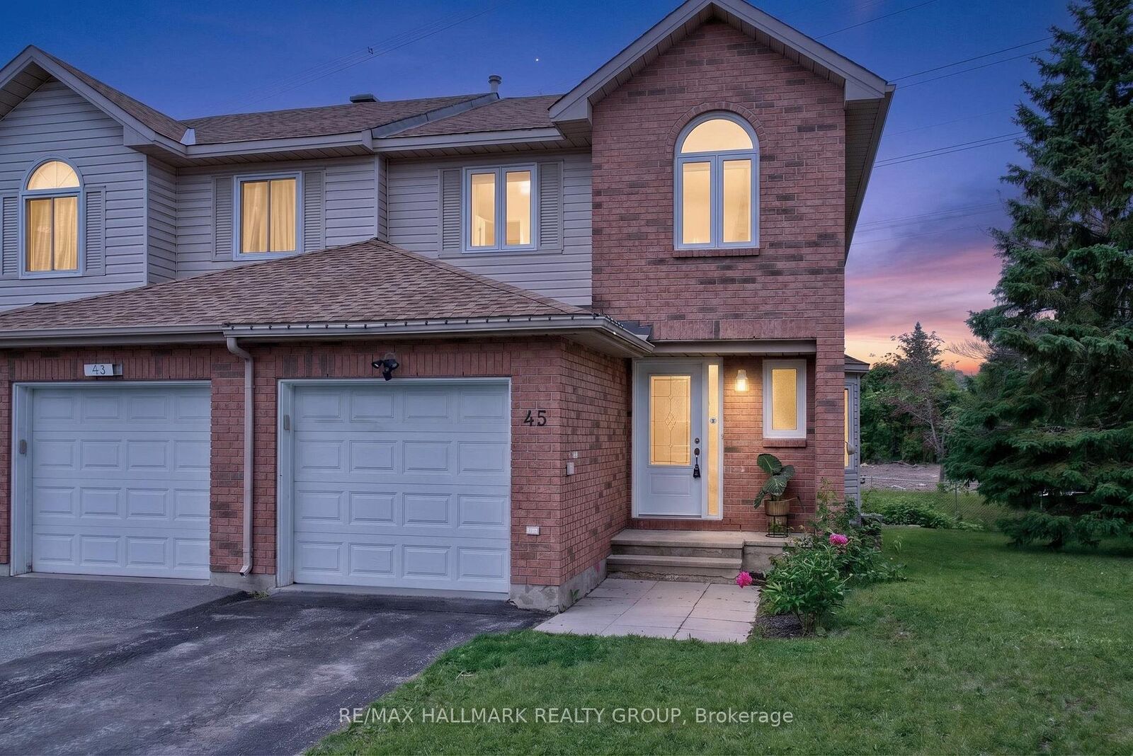Property Photo:  45 Birchbank Crescent  ON K2M 2J8 