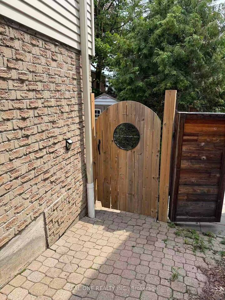 Property Photo:  70 Closs Square  ON L4G 5H9 