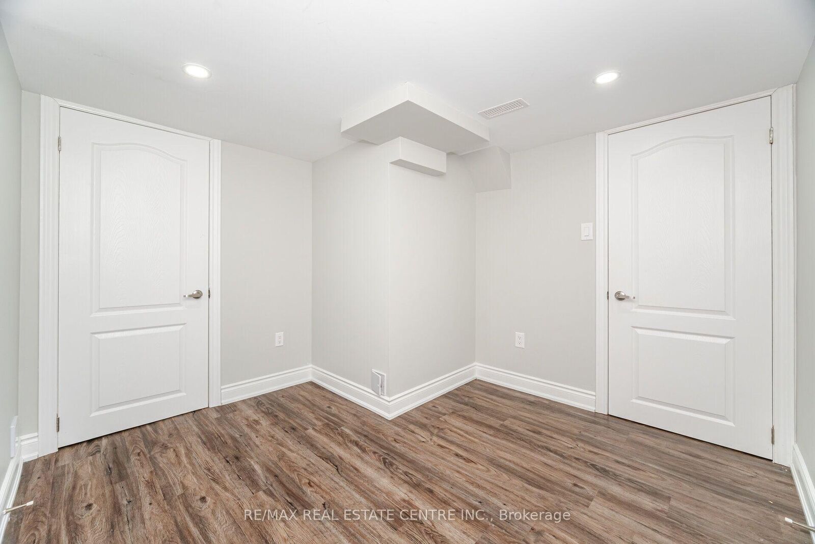 Property Photo: 3885 Rippleton Lane Basement ON L5N 6V7