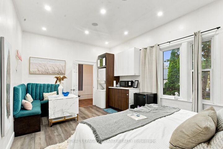 650 Oxford Street E — photo 1