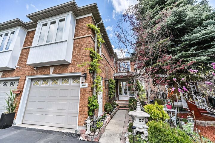 Property Photo:  5481 Palmerston Crescent  ON L5M 5Z8 