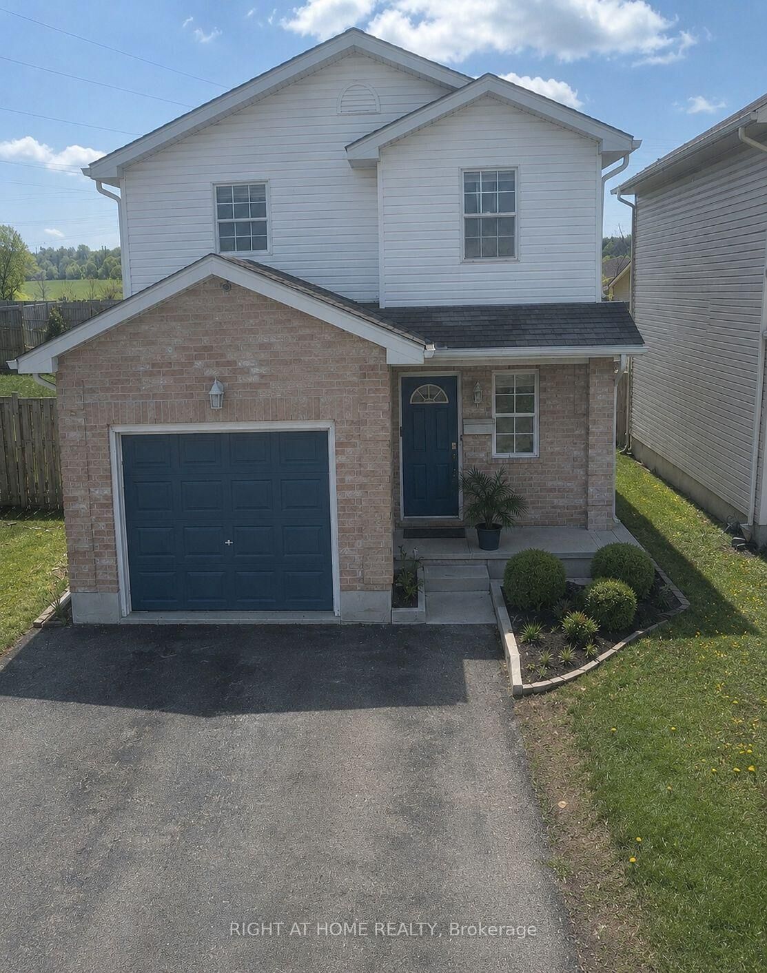 Property Photo:  33 Phair Crescent Room 1  ON N5Z 5B5 
