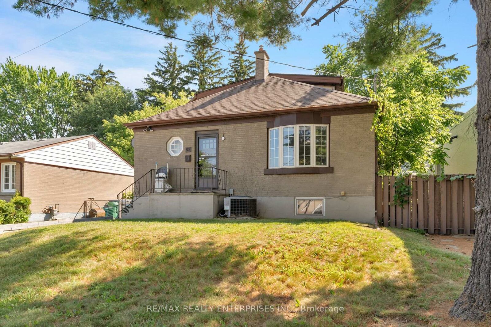Property Photo: 52 Briarwood Avenue ON L5G 3N6