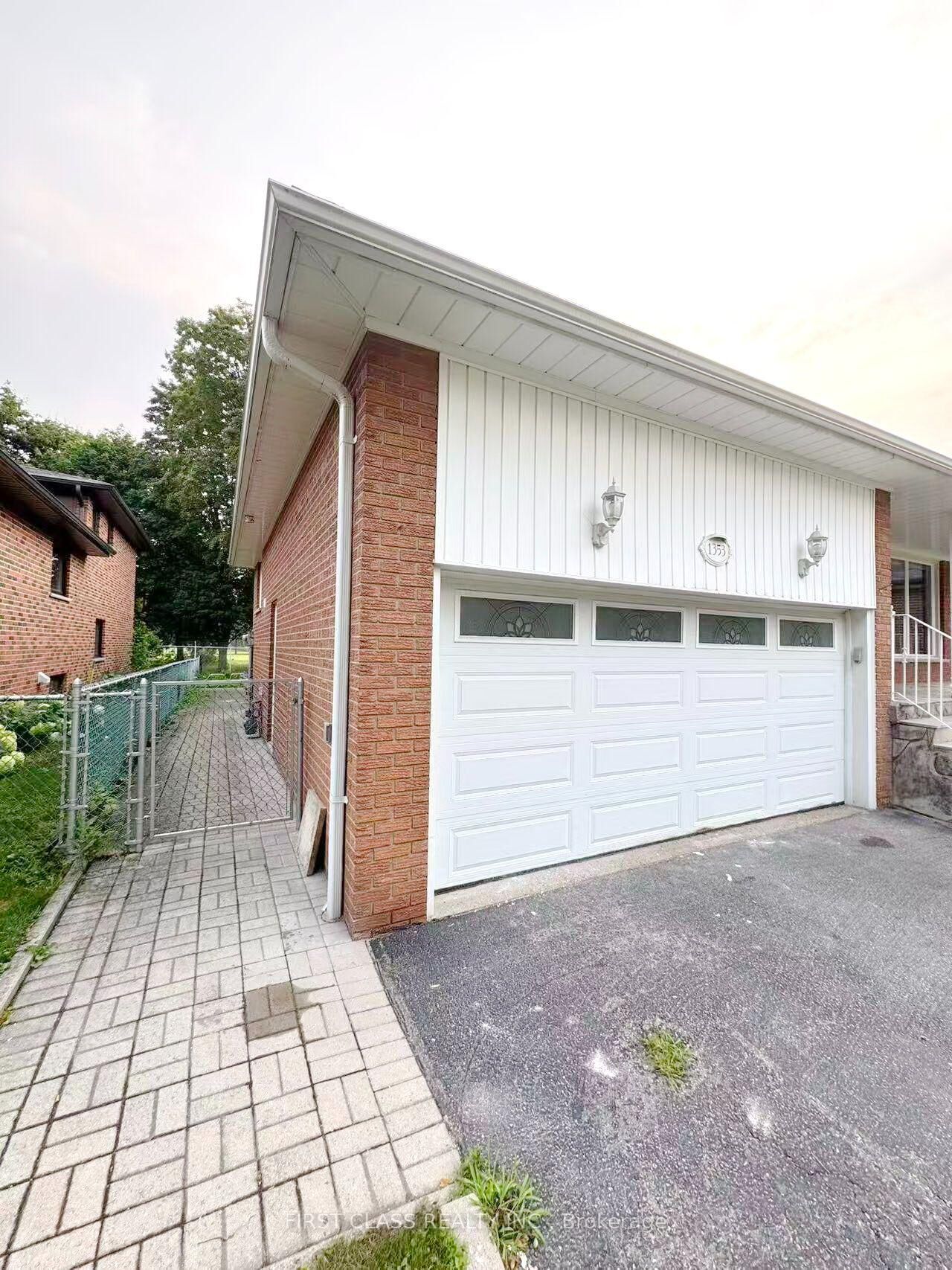 Property Photo:  1353 Myron Drive Lower Unit  ON L5E 2N5 