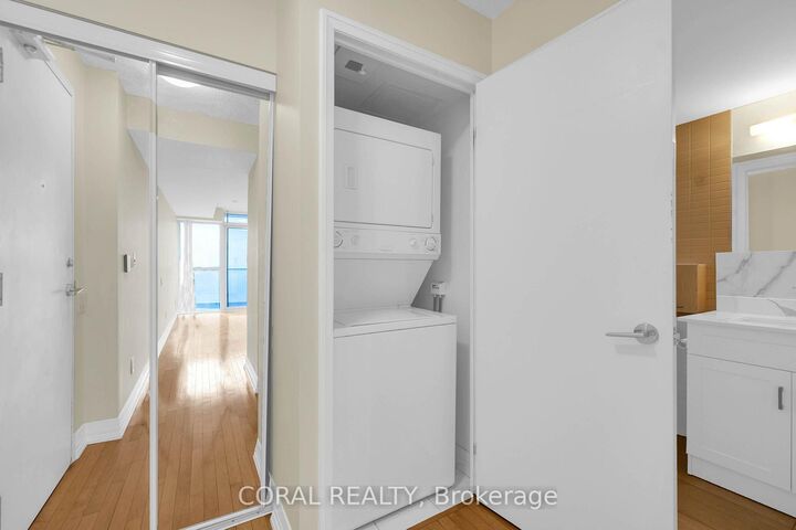 Property Photo:  25 Carlton Street 1901  ON M5B 1L4 