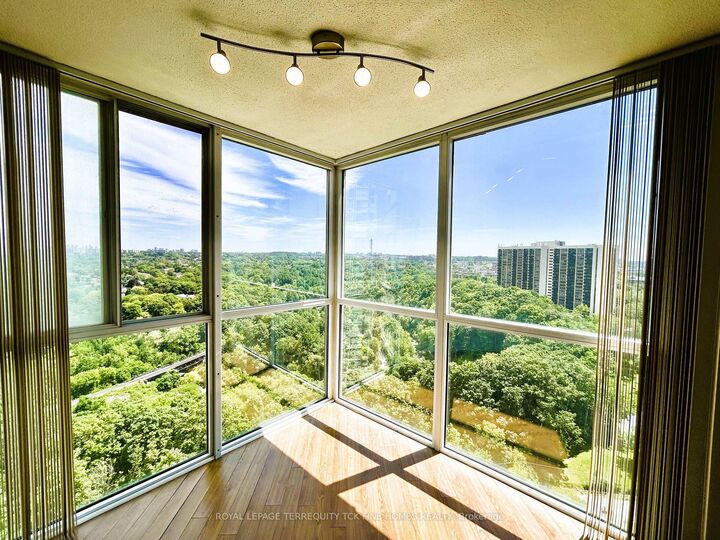 Property Photo:  5 Concorde Place 1810  ON M3C 3M8 