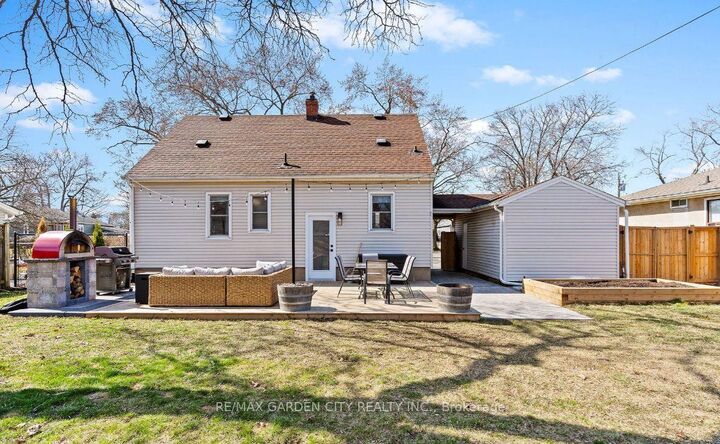 Property Photo:  4 West Lynn Street  ON L2N 3N7 