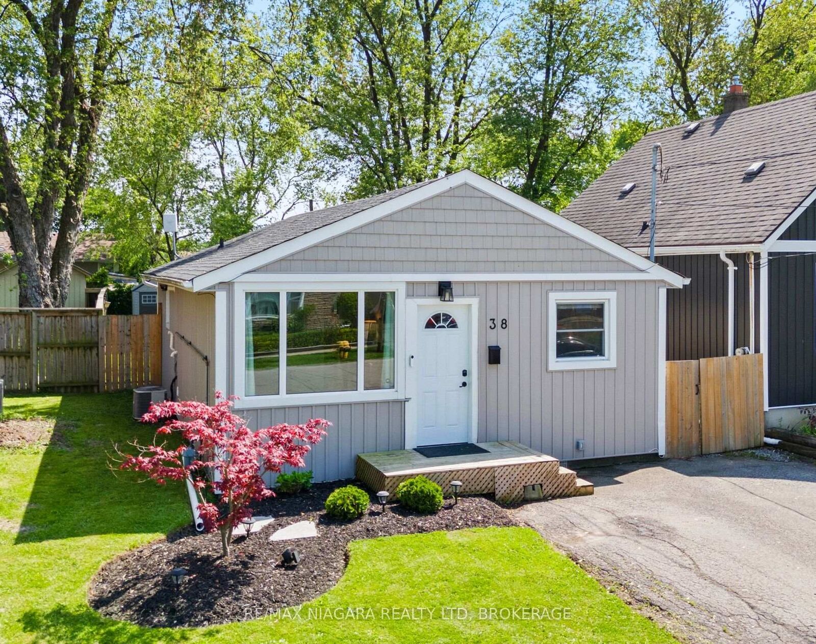Property Photo: 38 Alexandra Boulevard ON L2P 1J9