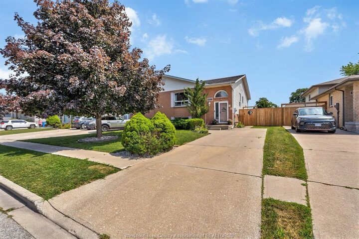 12589 Horwood Crescent — photo 1