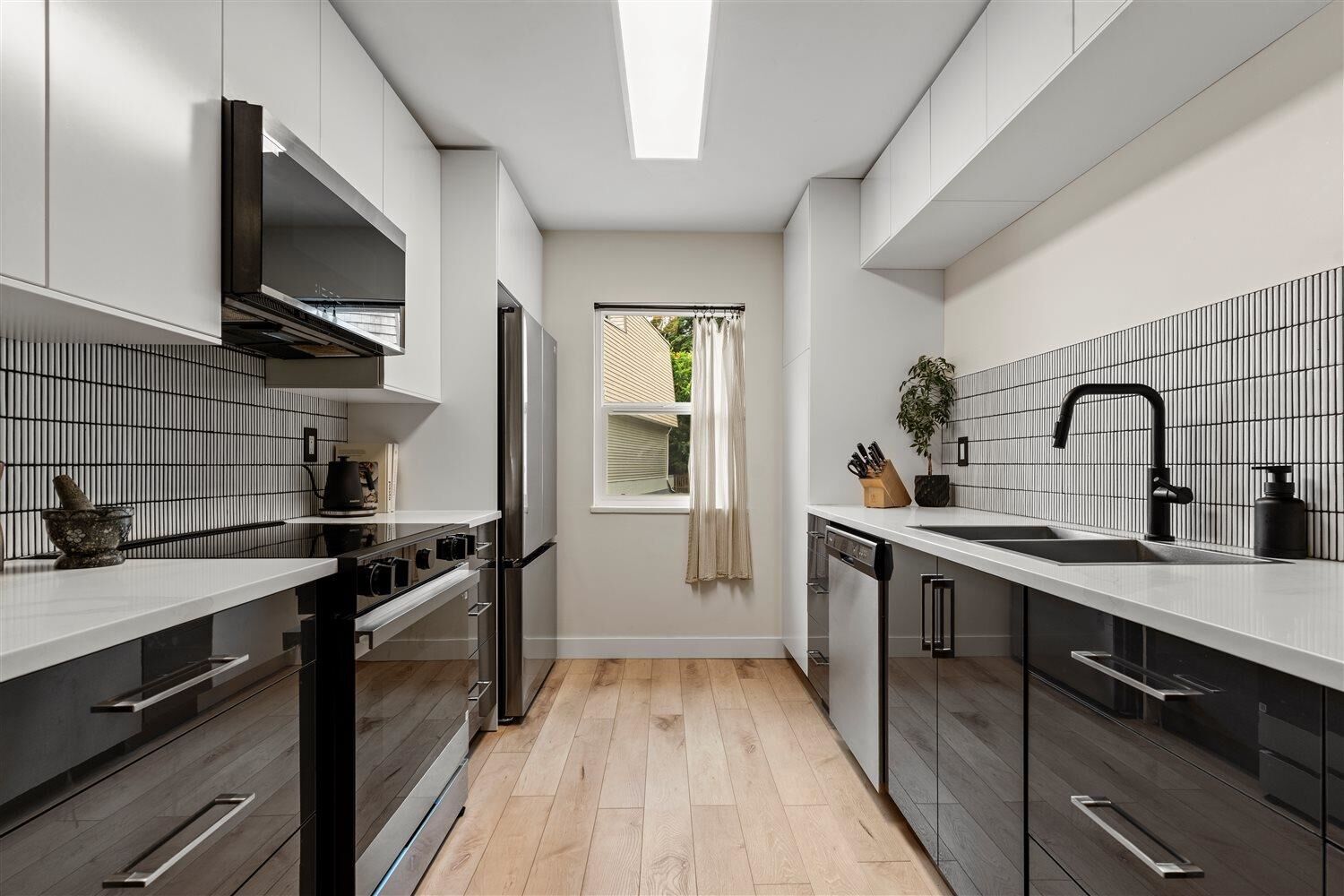 Property Photo: 33293 E Bourquin Crescent 4 BC V2S 1Y2