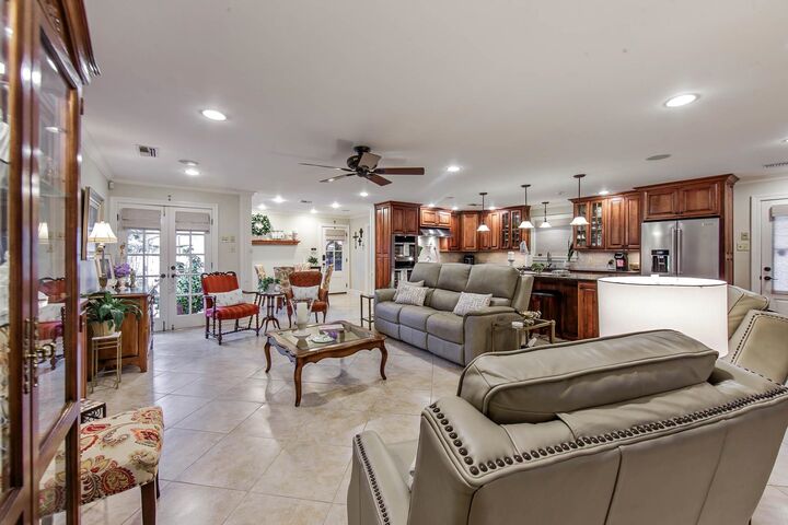 Property Photo:  606 Glendale Ave  LA 70360 
