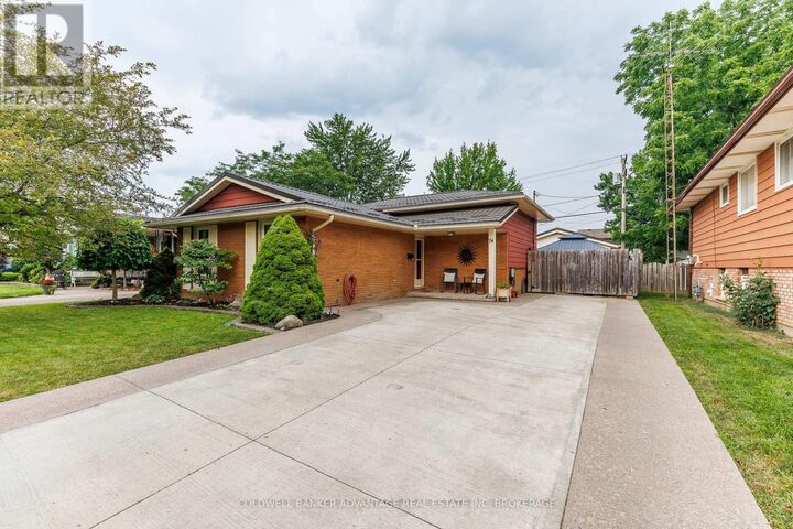 Property Photo:  74 Pinehurst Drive  ON L3C 3J1 