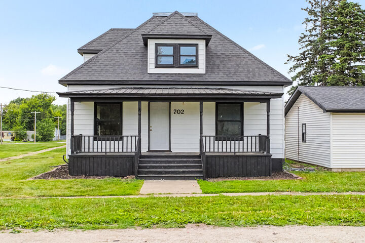 Property Photo:  702 NW 4th Street  IA 50212 
