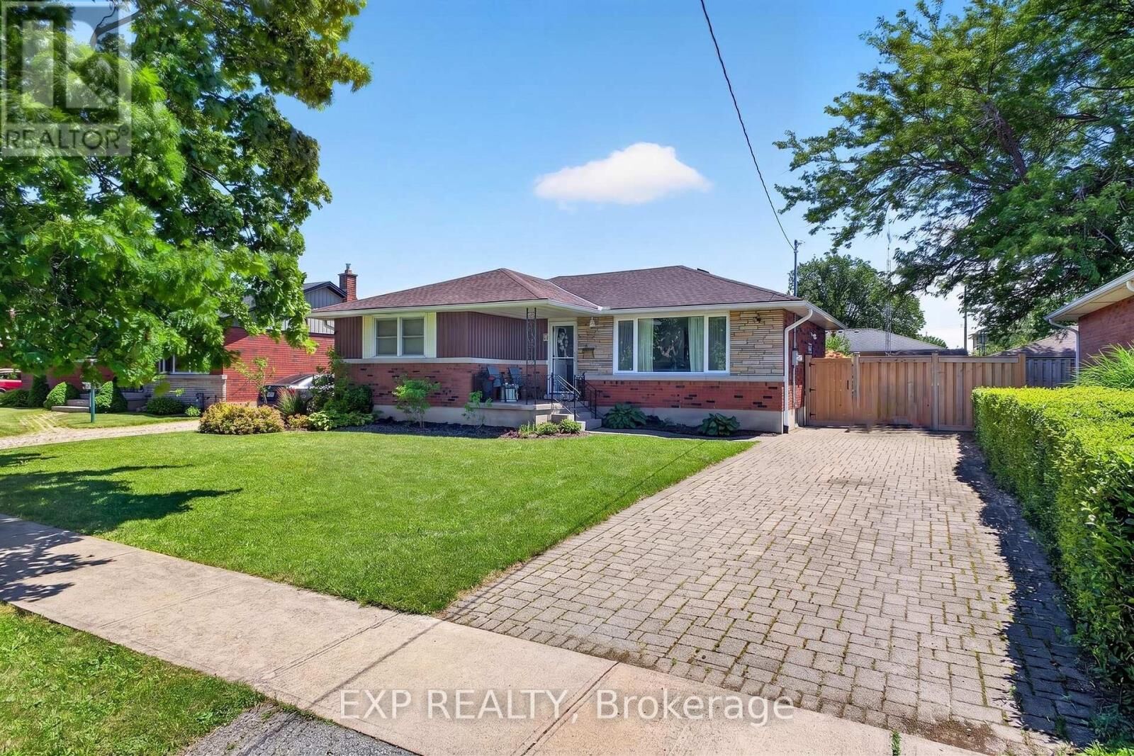 Property Photo: 8 Dunraven Avenue ON L2M 6A7