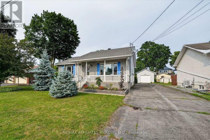Property Photo:  185 Dominion Street North  ON K0C 1A0 
