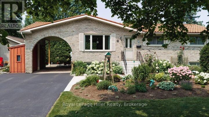 58 Kemp Crescent — photo 1
