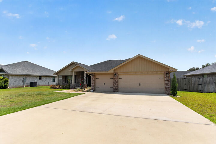 Property Photo: 5823 Crestlake Drive FL 32536
