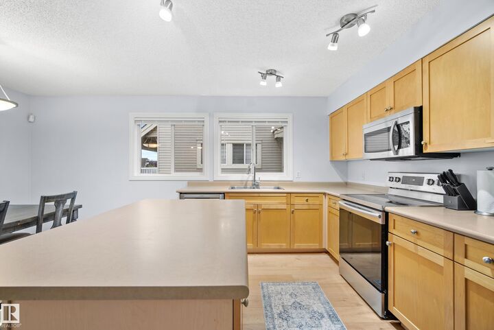 Property Photo: 12050 17 Avenue SW 6 AB T6W 1X4