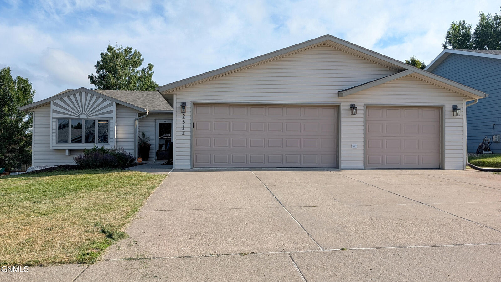 Property Photo:  2512 Coolidge Avenue  ND 58501 