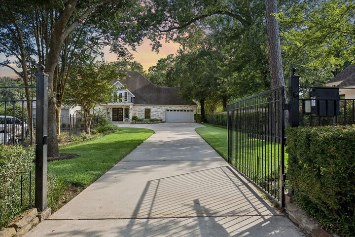 Property Photo: 12338 Honeywood Trail TX 77077