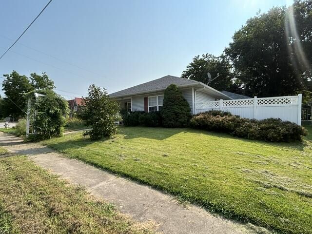 Property Photo: 914 West Avenue MO 65251
