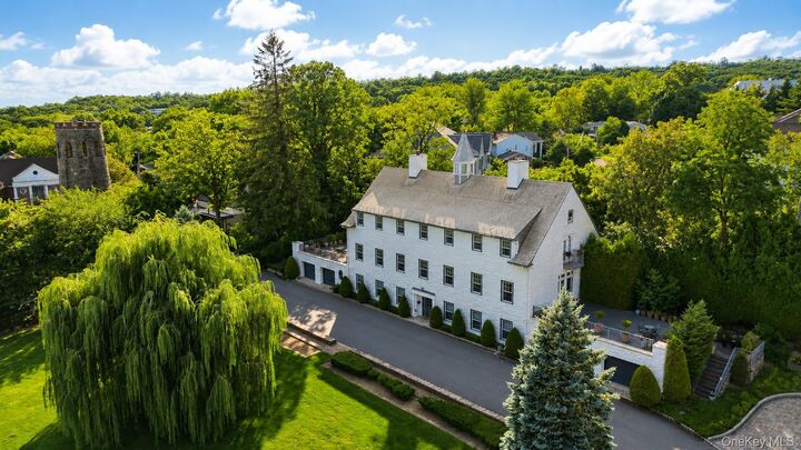 Property Photo:  79 Flagg Court  NY 10304 