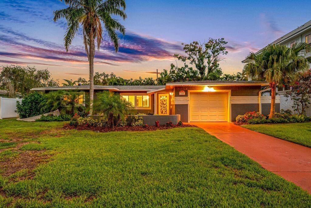 Property Photo: 328 Bayview Drive NE FL 33704