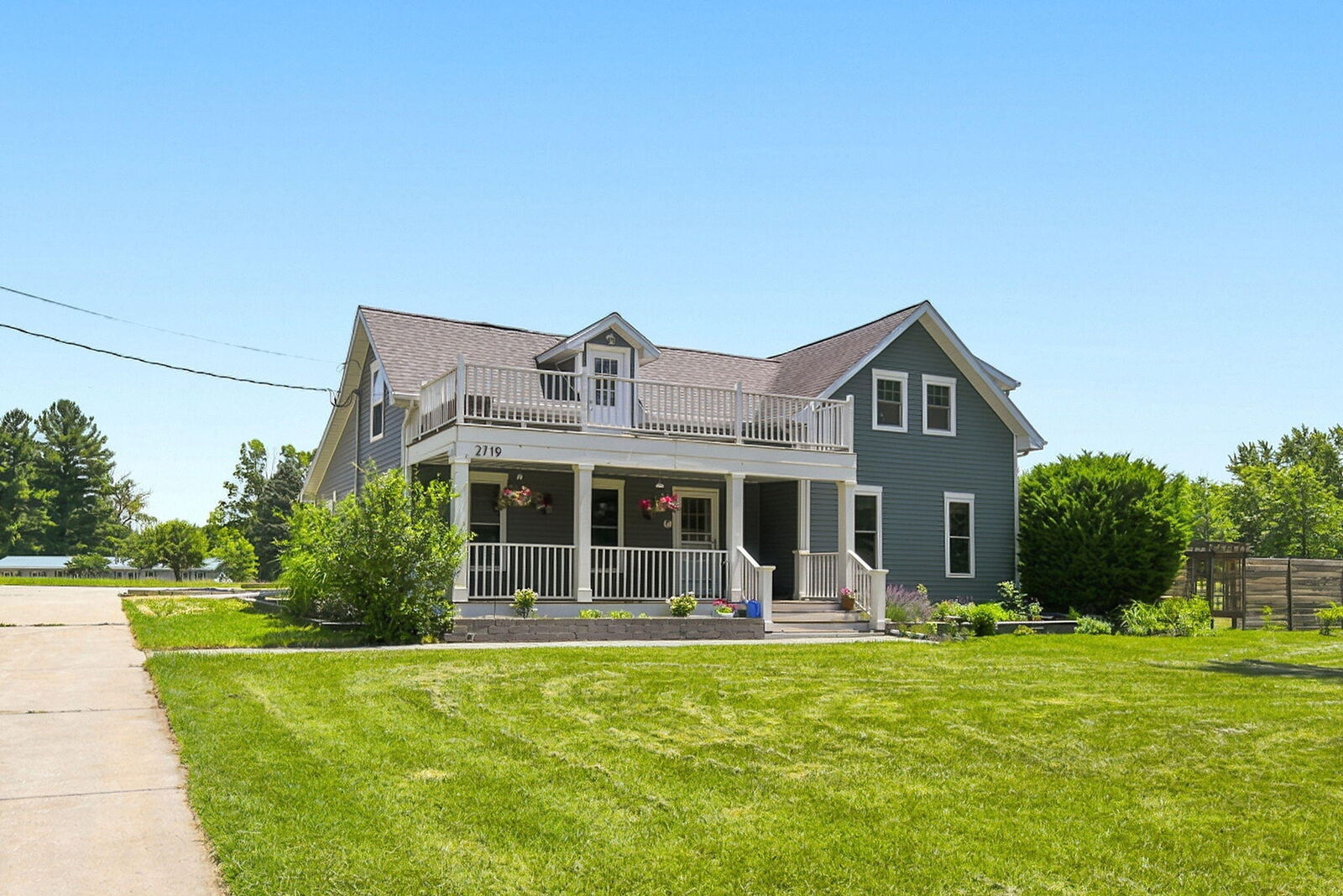 Property Photo: 2719 S Cleveland Avenue MI 49085