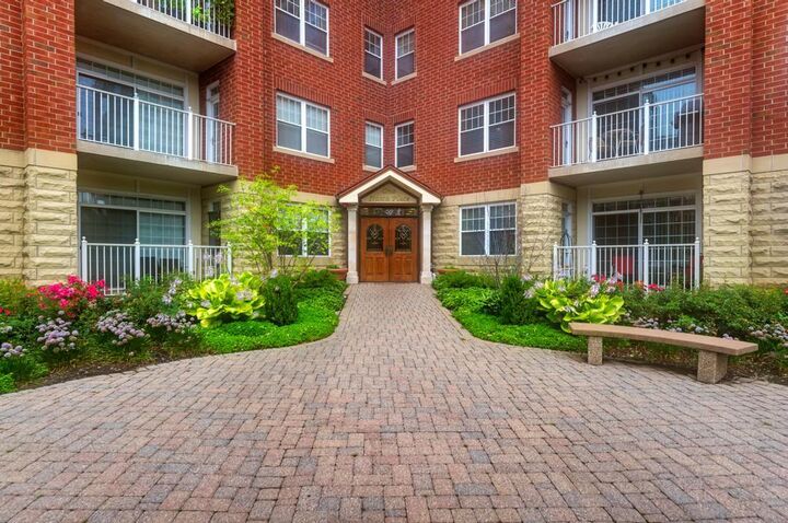 Property Photo:  1 Itasca Place 211  IL 60143 